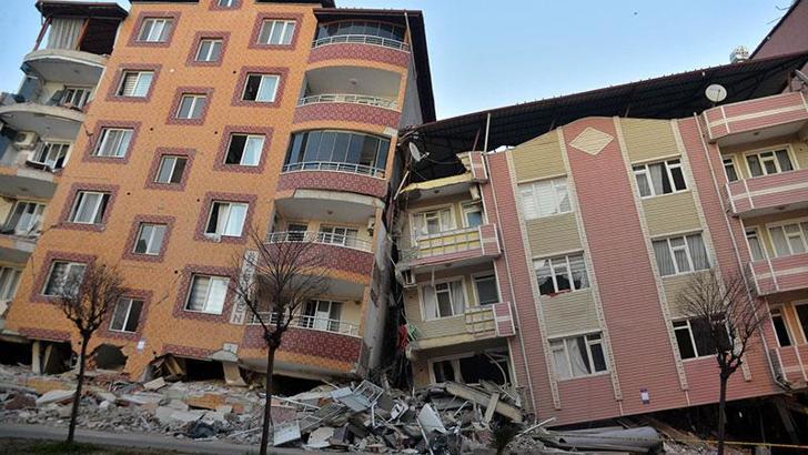 Kırıkhan'da bazı binalar yıkıldı bazıları ise birbirine yaslandı; vatandaşlar tahliye edildi