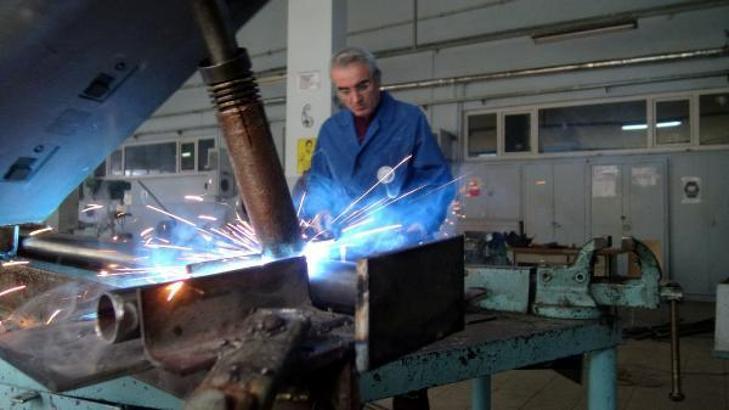 Avcılar'daki liseden deprem çadırı iskeleti