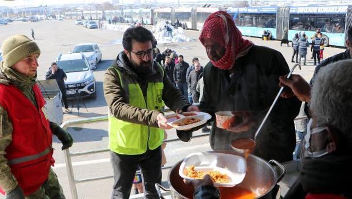 Deprem nedeniyle ulaşımda devre dışı kalan trambüsler, konaklamada kullanılıyor