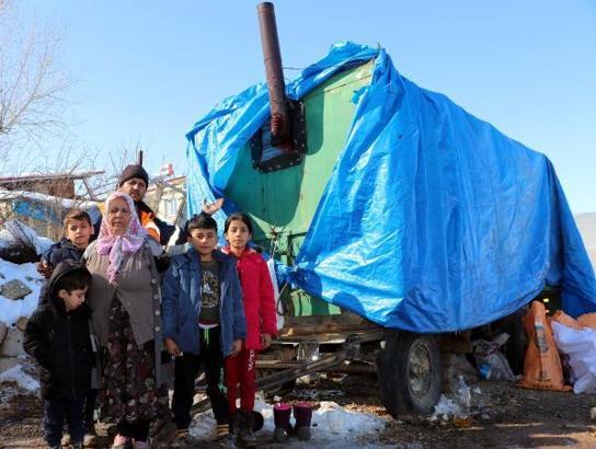 Babalarını depremde kalp krizinden kaybeden aile, traktör römorkunu eve dönüştürdü