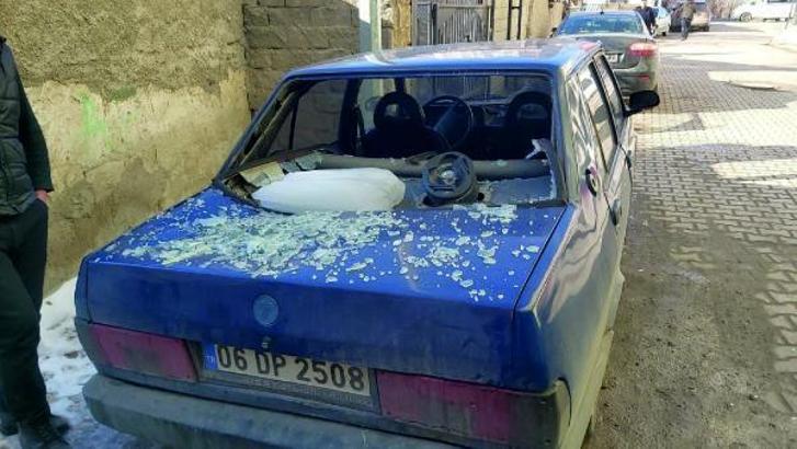 Apartmanın çatısından kopan buz kütlesi, otomobilin üstüne düştü