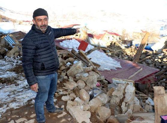 Anne ve babasını depremde kaybeden kepçe operatörü, enkaz kaldırma çalışmalarında