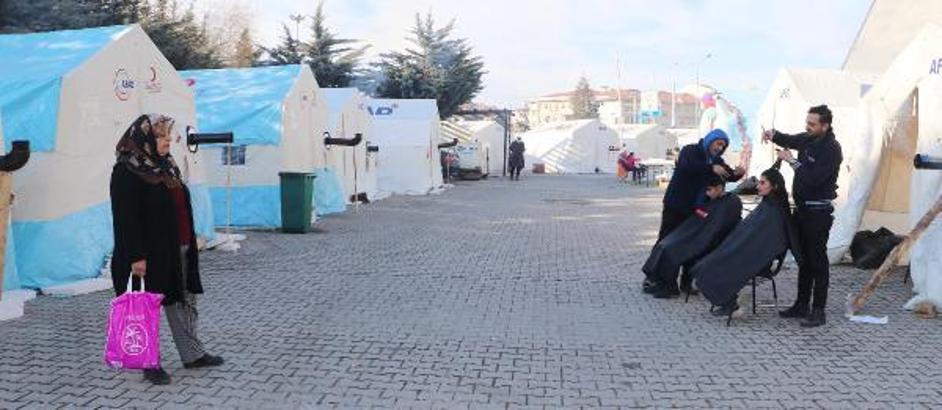 Gönüllü kuaförlerden depremzedelere tıraş ve cilt bakımı