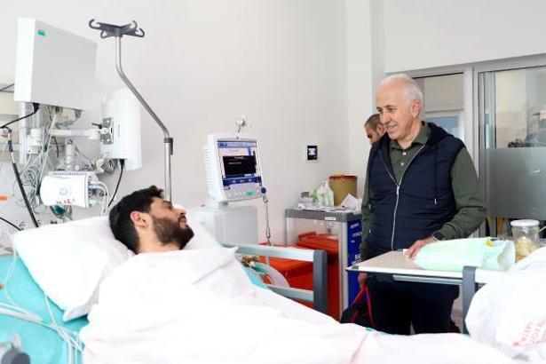 Başkanı Gültak, depremzede Avcı çiftini hastanede ziyaret etti