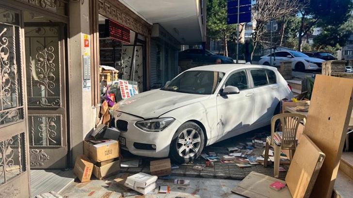Kadıköy'de otomobil bina bahçesine düştü