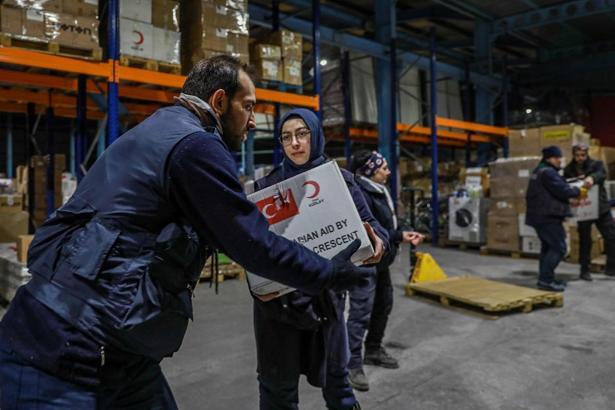İzciler de deprem bölgesinde kurumlara destek oluyor