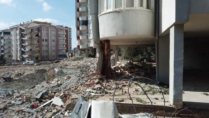 Çökmek üzere olan binanın kolonuna kütüklü destek