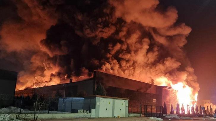 Konya'da plastik fabrikası, alev alev yandı