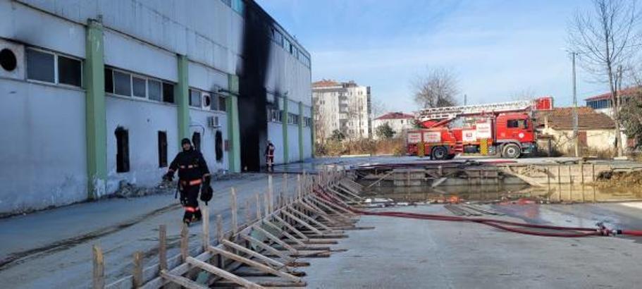 Tadilattaki depoda çıkan yangın, 1 saatte söndürüldü