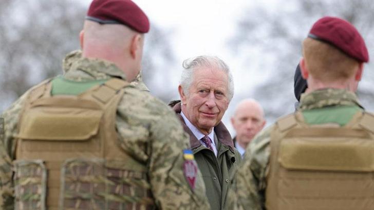 Kral 3. Charles, İngiltere’de eğitim gören Ukraynalı askerleri ziyaret etti