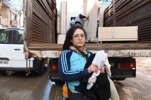 Malatya'da evleri yıkılan ve hasar görenler taşınıyor; 'Asla gitmem diyordum'