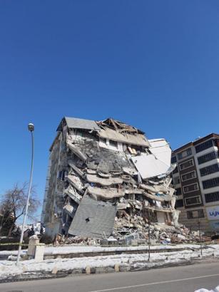 Malatya'da ağır hasarlı binalardan eşya çıkarmak yasaklandı