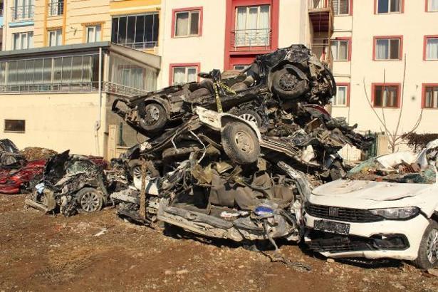 Enkazdan çıkarılan hurda araçlar, üst üste konuldu