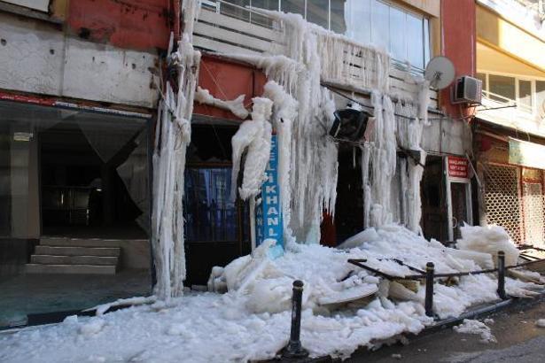 Hasarlı binada su borusu patladı, buz sarkıtları oluştu