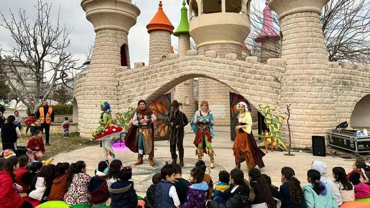 'Eni'nin Kalbi' oyunu ile depremzede çocuklara moral turnesine çıktılar