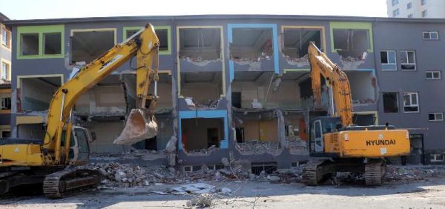 Kayseri'de ağır hasarlı okulun yıkımı başladı