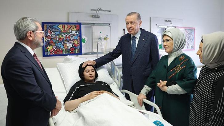 Cumhurbaşkanı Erdoğan, Aleyna'yı hastanede ziyaret etti