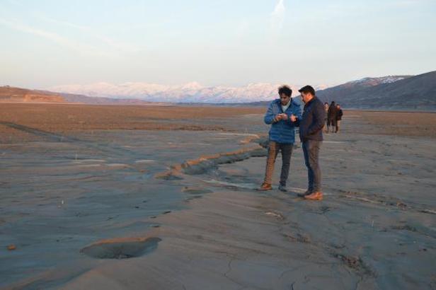 Depremde fay kırığı olduğu düşünülen şeklin sıvılaşma sonucu ortaya çıktığı tespit edildi