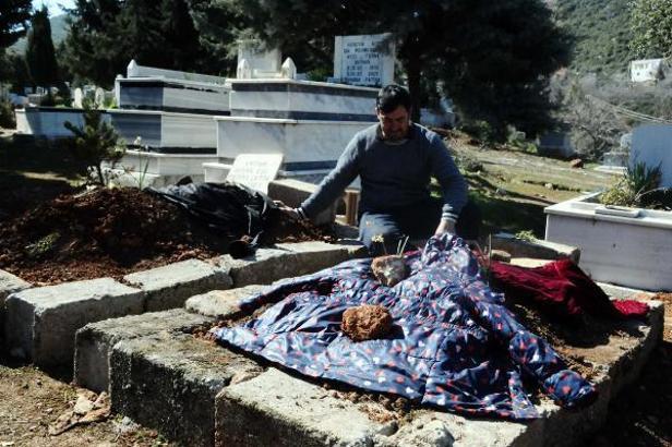 Depremde kaybettiği kızının mezarına mont, oğlunun mezarına gömleğini serdi