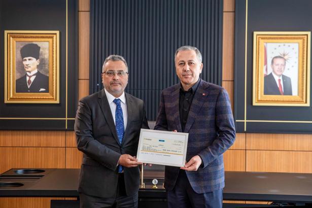 THY, depremzedelere 2 milyar TL'lik yardımını Vali Yerlikaya'ya teslim etti