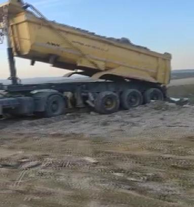 Arnavutköy'de araziye kaçak hafriyat döken şoför uyaranları tehdit etti