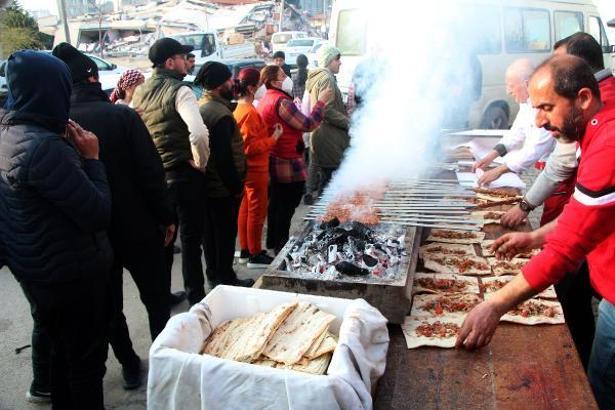 Hatay’da mangal yakılıp 2 bin depremzedeye kebap ikram edildi