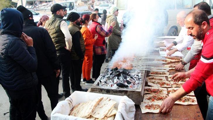 Hatay’da mangal yakılıp 2 bin depremzedeye kebap ikram edildi