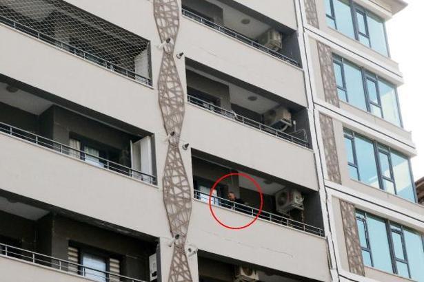 Ağır hasarlı apartmana giren depremzedeleri binadan polis uzaklaştırdı