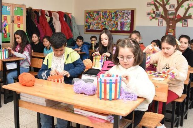 Minik eller depremzedeler için atkı örüyor