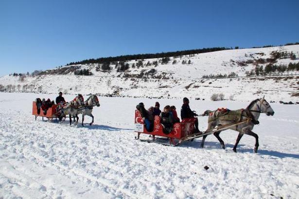 Ardahan'a getirilen depremzede aileler, Çıldır Gölü'nde atlı kızakla gezdi