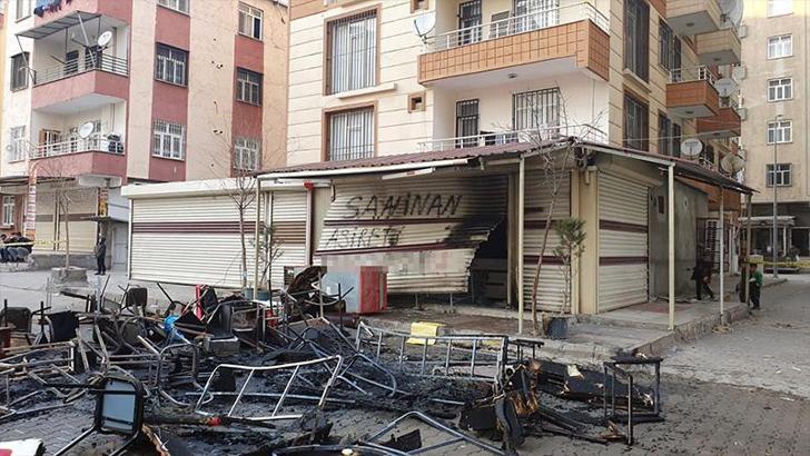 Kavga ettikleri kişinin işyerindeki eşyasını sokağa çıkarıp ateşe verdiler