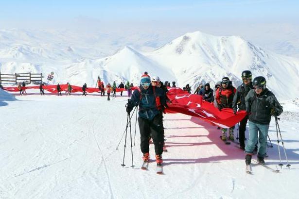 Depremde 19 kişiyi kurtaran Erzurumlu dağcılar, ölenleri de Palandöken'in zirvesinde andı