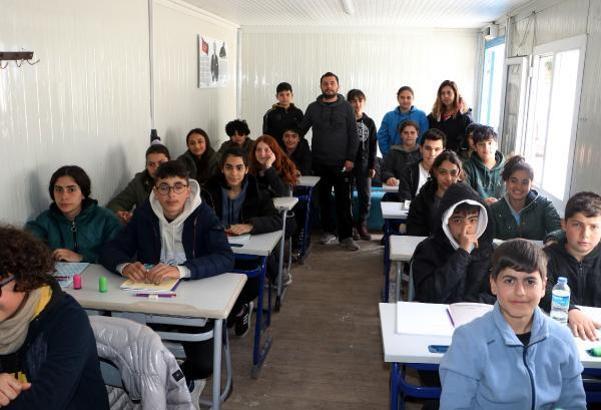 Konteynerden sınıf kuran öğretmen çift, depremzede öğrencileri sınava hazırlıyor