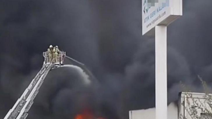 İzmir’de geri dönüşüm tesisi yangını