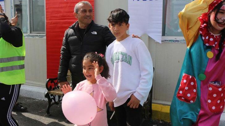 Depremzede çocukların eğlencesine vali de eşlik etti
