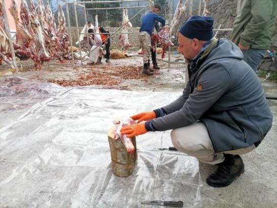 Sürmeneliler 16 küçükbaşın etini konuk depremzedelere ikram etti