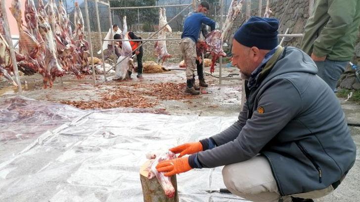 Sürmeneliler 16 küçükbaşın etini konuk depremzedelere ikram etti