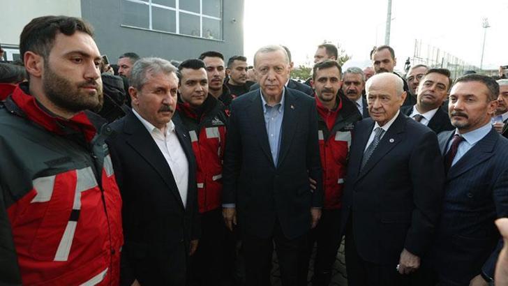 Cumhurbaşkanı Erdoğan, Alperen Ocakları arama- kurtarma ekibiyle görüştü