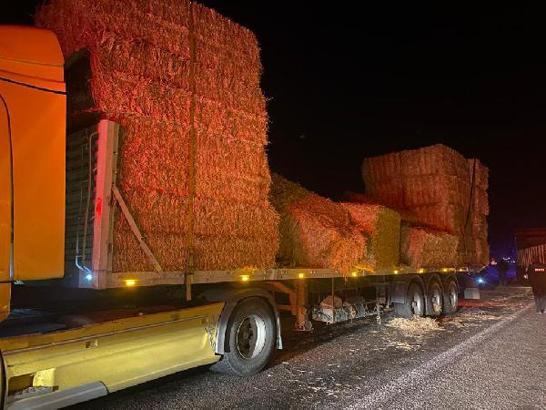 Saman balyaları kazaya neden oldu