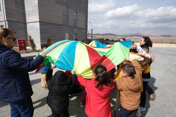 Yardım kampanyası ile depremzede çocukların normalleşme sürecini hızlandırıyorlar