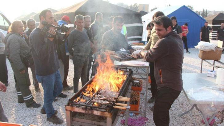 Hataylı depremzedelere Erzurum cağ kebabı ikram edildi