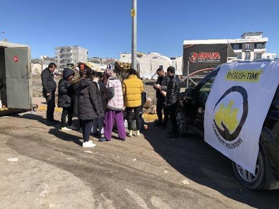 Dil okulu çalışanları, 10 günde 200 bin depremzedeye sıcak yemek dağıttı
