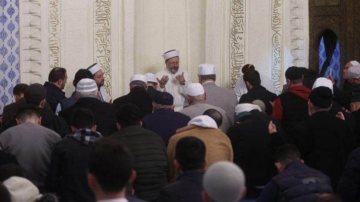 Diyanet İşleri Başkanı Erbaş, depremde ölen vatandaşlar için dua etti