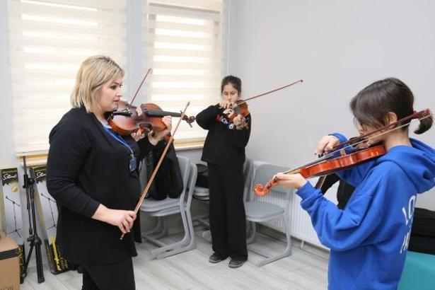 Edremit’te çocuklar için piyano ve keman kursu