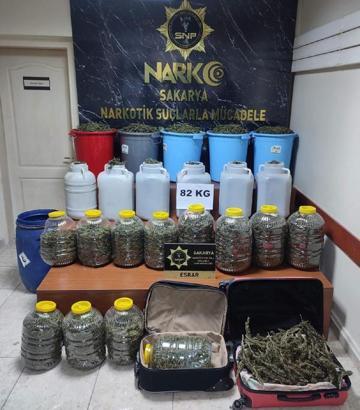 Kova ve bidonlardan 82 kilo uyuşturucu çıktı