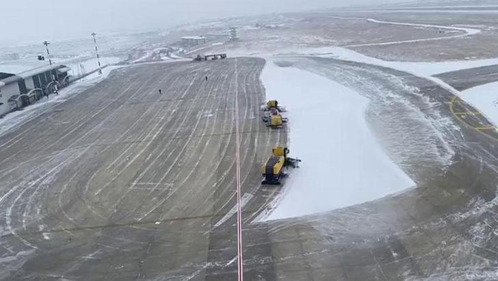 Havalimanlarında karla mücadele