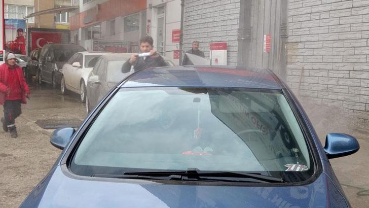 Doğu'da toz taşınımı sonrası yağmur; oto yıkamacılarda yoğunluk oluştu