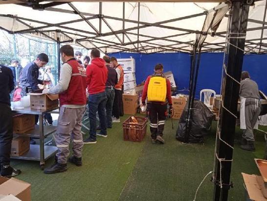 Ümraniye Belediyesi ekipleri deprem bölgesinde temizlik çalışmalarını sürdürüyor