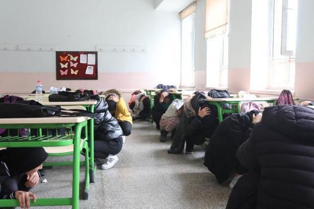 Midyat'ta okulda 'Çök- Kapan- Tutun' deprem anı tatbikatı