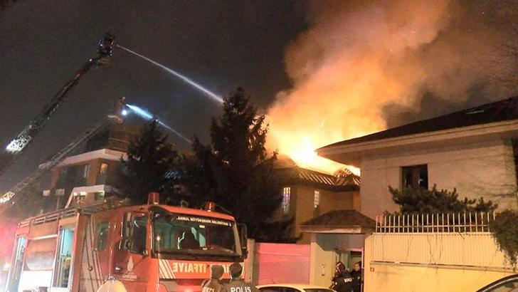 Üsküdar’da 2 katlı binanın çatısı alev alev yandı
